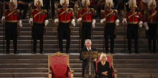 Devant les parlementaires, le roi Charles III promet de suivre l'exemple d'Elizabeth II