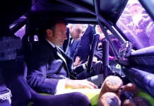 À Paris, le président Emmanuel Macron inaugure le Mondial de l'auto