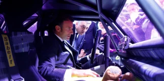 À Paris, le président Emmanuel Macron inaugure le Mondial de l'auto