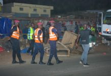 Selon la mairie, l’opération de déguerpissement des abords du marché Diamalaye a été effectuée avec l’appui du sous-préfet de Sahm Notaire, du Commissaire de police de Golf-sud et de l’UCG. « L’opération est diligentée dans le souci d’assainir les abords du marché pour un impact positif et l’équilibre de l’économie des commerçants du marché », explique la même source.