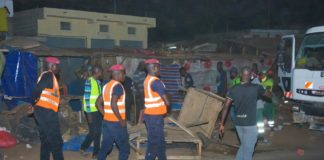 Selon la mairie, l’opération de déguerpissement des abords du marché Diamalaye a été effectuée avec l’appui du sous-préfet de Sahm Notaire, du Commissaire de police de Golf-sud et de l’UCG. « L’opération est diligentée dans le souci d’assainir les abords du marché pour un impact positif et l’équilibre de l’économie des commerçants du marché », explique la même source.