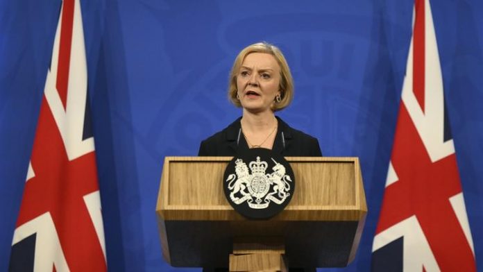 Royaume Uni: La première ministre Liz Truss (déjà) poussée à la sortie