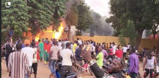 Burkina Faso : Des manifestants demandent au capitaine Traoré de garder le pouvoir