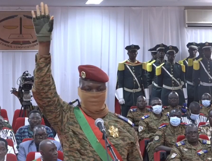 Burkina : Désigné président de la République, le Capitaine Ibrahim Traoré a prêté serment (Vidéo)