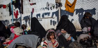 La France rapatrie 15 femmes et 40 enfants détenus en Syrie