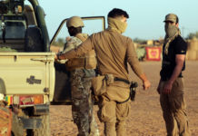 Mali: au moins 13 civils tués par des soldats et des hommes "blancs", démenti militaire