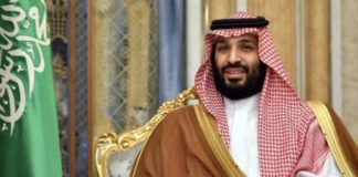 L’administration Biden a déclaré, jeudi, que le prince héritier saoudien Mohammed ben Salmane bénéficiait de l’immunité juridique dans le cadre du procès pour le meurtre du journaliste Jamal Khashoggi en 2018 au consulat d’Arabie saoudite à Istanbul. Un revirement de position par rapport aux dénonciations de Joe Biden pendant sa campagne électorale. Volte-face américain sur l’affaire Khashoggi. L’administration du président des États-Unis Joe Biden a établi, jeudi 17 novembre, que le prince héritier d’Arabie saouditeMohammed ben Salmane bénéficiait de l’immunité juridique dans le procès pour le meurtre du journaliste Jamal Khashoggi. Chroniqueur du Washington Post critique du pouvoir saoudien, Jamal Khashoggi a été vu pour la dernière fois alors qu’il entrait dans les locaux du consulat saoudien à Istanbul, le 2 octobre 2018. Le journaliste y a été tué et son corps a été démembré par des agents saoudiens, une opération commanditée, selon le renseignement américain, par Mohammed ben Salmane. Après l’assassinat, Joe Biden avait promis de traiter la monarchie du Golfe en « paria », lorsqu’il était encore candidat. Mais en octobre, le président américain a annoncé vouloir « réévaluer » la relation de Washington avec l’Arabie saoudite. « Jamal est de nouveau mort aujourd’hui » Sur Twitter, Hatice Cengiz, qui était fiancée au journaliste au moment de son décès, s’est exprimée après cette annonce. « Jamal est de nouveau mort aujourd’hui », a-t-elle écrit. « Nous pensions que nous pourrions peut-être voir briller la lumière de la justice aux États-Unis, mais l’argent l’a encore une fois emporté », a-t-elle ajouté plus tard. Un porte-parole du consulat saoudien à Washington n’a pas pu être joint jeudi soir. « Il s’agit d’une décision juridique prise par le département d’État en vertu des principes bien établis du droit international coutumier », a déclaré un porte-parole du Conseil de sécurité nationale de la Maison Blanche dans un communiqué. « Cela n’a rien à voir avec le fond de l’affaire. » Dans un document déposé auprès de la Cour fédérale du district de Columbia, les avocats du département américain de la Justice ont indiqué que « l’immunité des chefs d’État est un principe bien établi du droit international coutumier ». Les avocats ont ajouté que l’exécutif américain avait « établi que le défendeur, (Mohammed) ben Salmane, bénéficiait, en tant que chef d’État d’un gouvernement étranger, de l’immunité juridique aux États-Unis ».