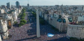 Mondial-2022 : à Buenos Aires, les supporters explosent de joie après la victoire face à la France