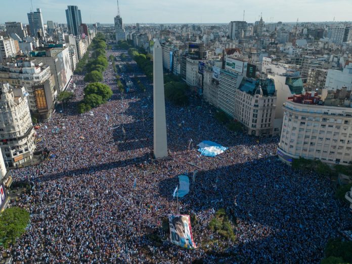 Mondial-2022 : à Buenos Aires, les supporters explosent de joie après la victoire face à la France