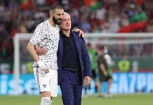 Depuis l’annonce de la retraite internationale de Karim Benzema, les médias cherchent à comprendre ce qui a cloché entre le buteur et les Bleus au Qatar. «J’ai fait les efforts et les erreurs qu’il fallait pour être là où je suis aujourd’hui et j’en suis fier ! J’ai écrit mon histoire et la nôtre prend fin». L’équipe de France était encore dans les airs quand Karim Benzema a annoncé sa retraite internationale sur ses réseaux sociaux hier après-midi. Le jour de ses 35 ans, l’attaquant du Real Madrid n’a donc pas attendu le retour triomphal des Bleus pour bloquer son compteur à 97 sélections et 37 buts. Une façon de communiquer étonnante, mais qui illustre parfaitement les relations compliquées entre le Ballon d’Or 2022 et la sélection nationale. Toutefois, nous vous avons révélé en exclusivité qu’une arrivée de Zinedine Zidane aux commandes pourrait lui faire changer d’avis. Sauf que, pour le moment, ce n’est pas du tout la tendance actuelle. Deschamps espèrerait continuer jusqu’en 2026 et ZZ songe de plus en plus à se remettre sur le marché. Des reproches des deux côtés En attendant, les médias tentent de percer le mystère qui entoure cette triste fin entre Benzema et les Bleus. Hier, nous vous indiquions que des tensions sont apparues entre le staff tricolore et l’attaquant après le refus de ce dernier de réaliser un check-up complet demandé par l’équipe médicale des Bleus. Ces crispations vont logiquement prendre de l’ampleur après la nouvelle blessure de Benzema. Ce matin, L’Équipe confirme que l’état physique de Benzema a bien généré des tensions entre toutes les parties. Ainsi, le Merengue a eu du mal à accepter le choix du staff de le renvoyer à Madrid. En clair, Benzema voulait se soigner avec les Bleus, avec l’espoir de revenir pour jouer la fin du tournoi. Une mise à l’écart que le Madrilène a encore moins comprise après avoir vu Deschamps ne pas le remplacer numériquement. Le quotidien ajoute que les proches de Benzema ont alors accusé le staff français d’avoir mal géré le joueur et de lui avoir surtout imposé un entraînement très poussé la veille de sa blessure. Oui, mais l’équipe médicale tricolore a aussi ses griefs. Les relations avec le staff médical du Real Madrid n’auraient jamais été excellentes et Benzema n’aurait pas fait preuve « d’une transparence à toute épreuve » pendant ses convalescences. Ajoutez à cela des relations compliquées avec Deschamps et vous obtenez l’un des plus gros gâchis de la sélection nationale.