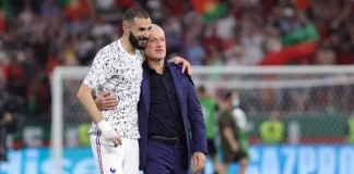 Depuis l’annonce de la retraite internationale de Karim Benzema, les médias cherchent à comprendre ce qui a cloché entre le buteur et les Bleus au Qatar. «J’ai fait les efforts et les erreurs qu’il fallait pour être là où je suis aujourd’hui et j’en suis fier ! J’ai écrit mon histoire et la nôtre prend fin». L’équipe de France était encore dans les airs quand Karim Benzema a annoncé sa retraite internationale sur ses réseaux sociaux hier après-midi. Le jour de ses 35 ans, l’attaquant du Real Madrid n’a donc pas attendu le retour triomphal des Bleus pour bloquer son compteur à 97 sélections et 37 buts. Une façon de communiquer étonnante, mais qui illustre parfaitement les relations compliquées entre le Ballon d’Or 2022 et la sélection nationale. Toutefois, nous vous avons révélé en exclusivité qu’une arrivée de Zinedine Zidane aux commandes pourrait lui faire changer d’avis. Sauf que, pour le moment, ce n’est pas du tout la tendance actuelle. Deschamps espèrerait continuer jusqu’en 2026 et ZZ songe de plus en plus à se remettre sur le marché. Des reproches des deux côtés En attendant, les médias tentent de percer le mystère qui entoure cette triste fin entre Benzema et les Bleus. Hier, nous vous indiquions que des tensions sont apparues entre le staff tricolore et l’attaquant après le refus de ce dernier de réaliser un check-up complet demandé par l’équipe médicale des Bleus. Ces crispations vont logiquement prendre de l’ampleur après la nouvelle blessure de Benzema. Ce matin, L’Équipe confirme que l’état physique de Benzema a bien généré des tensions entre toutes les parties. Ainsi, le Merengue a eu du mal à accepter le choix du staff de le renvoyer à Madrid. En clair, Benzema voulait se soigner avec les Bleus, avec l’espoir de revenir pour jouer la fin du tournoi. Une mise à l’écart que le Madrilène a encore moins comprise après avoir vu Deschamps ne pas le remplacer numériquement. Le quotidien ajoute que les proches de Benzema ont alors accusé le staff français d’avoir mal géré le joueur et de lui avoir surtout imposé un entraînement très poussé la veille de sa blessure. Oui, mais l’équipe médicale tricolore a aussi ses griefs. Les relations avec le staff médical du Real Madrid n’auraient jamais été excellentes et Benzema n’aurait pas fait preuve « d’une transparence à toute épreuve » pendant ses convalescences. Ajoutez à cela des relations compliquées avec Deschamps et vous obtenez l’un des plus gros gâchis de la sélection nationale.