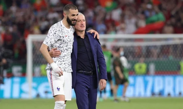 Depuis l’annonce de la retraite internationale de Karim Benzema, les médias cherchent à comprendre ce qui a cloché entre le buteur et les Bleus au Qatar. «J’ai fait les efforts et les erreurs qu’il fallait pour être là où je suis aujourd’hui et j’en suis fier ! J’ai écrit mon histoire et la nôtre prend fin». L’équipe de France était encore dans les airs quand Karim Benzema a annoncé sa retraite internationale sur ses réseaux sociaux hier après-midi. Le jour de ses 35 ans, l’attaquant du Real Madrid n’a donc pas attendu le retour triomphal des Bleus pour bloquer son compteur à 97 sélections et 37 buts. Une façon de communiquer étonnante, mais qui illustre parfaitement les relations compliquées entre le Ballon d’Or 2022 et la sélection nationale. Toutefois, nous vous avons révélé en exclusivité qu’une arrivée de Zinedine Zidane aux commandes pourrait lui faire changer d’avis. Sauf que, pour le moment, ce n’est pas du tout la tendance actuelle. Deschamps espèrerait continuer jusqu’en 2026 et ZZ songe de plus en plus à se remettre sur le marché. Des reproches des deux côtés En attendant, les médias tentent de percer le mystère qui entoure cette triste fin entre Benzema et les Bleus. Hier, nous vous indiquions que des tensions sont apparues entre le staff tricolore et l’attaquant après le refus de ce dernier de réaliser un check-up complet demandé par l’équipe médicale des Bleus. Ces crispations vont logiquement prendre de l’ampleur après la nouvelle blessure de Benzema. Ce matin, L’Équipe confirme que l’état physique de Benzema a bien généré des tensions entre toutes les parties. Ainsi, le Merengue a eu du mal à accepter le choix du staff de le renvoyer à Madrid. En clair, Benzema voulait se soigner avec les Bleus, avec l’espoir de revenir pour jouer la fin du tournoi. Une mise à l’écart que le Madrilène a encore moins comprise après avoir vu Deschamps ne pas le remplacer numériquement. Le quotidien ajoute que les proches de Benzema ont alors accusé le staff français d’avoir mal géré le joueur et de lui avoir surtout imposé un entraînement très poussé la veille de sa blessure. Oui, mais l’équipe médicale tricolore a aussi ses griefs. Les relations avec le staff médical du Real Madrid n’auraient jamais été excellentes et Benzema n’aurait pas fait preuve « d’une transparence à toute épreuve » pendant ses convalescences. Ajoutez à cela des relations compliquées avec Deschamps et vous obtenez l’un des plus gros gâchis de la sélection nationale.